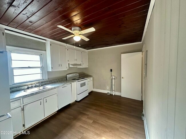 Photo - 327 Finch St SE