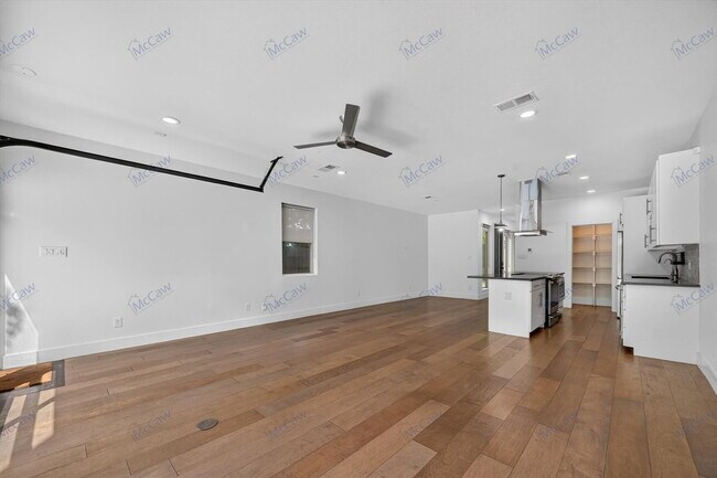 4413 Roseland Ave