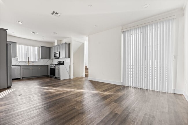 Building Photo - A beautifully designed and renovated 4 bed... Unit 11621 Ayres Ave. Rental