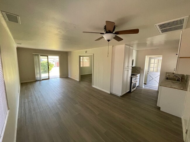 Photo - 8572 Oak Ave