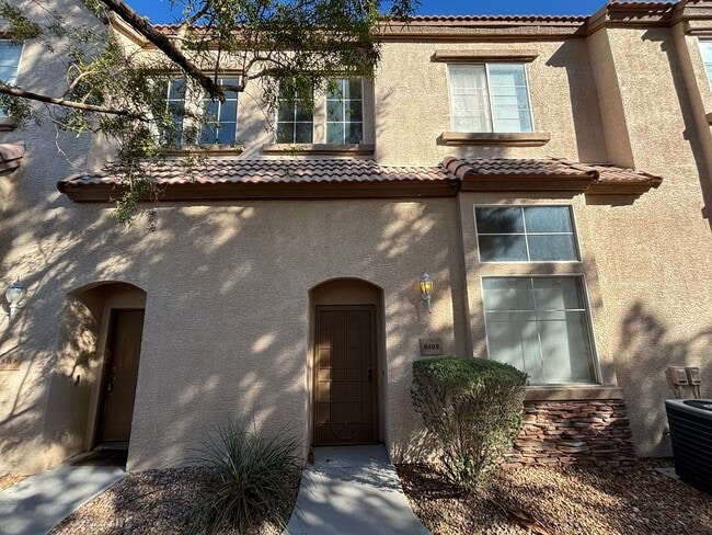 Beautifully designed 2Bed/2Bath/2Car Townhome located in Summerlin - Beautifully designed 2Bed/2Bath/2Car Townhome located in Summerlin