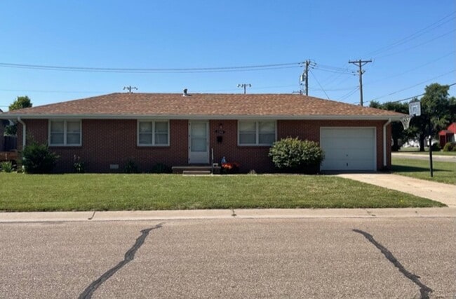 Building Photo - 3 Bedroom, 1.5 Bathroom House with Attache...