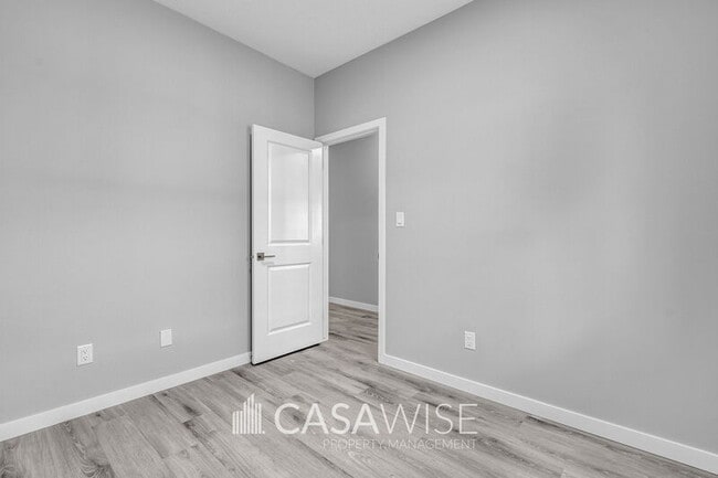 Photo - 11329-11126 126 St NW