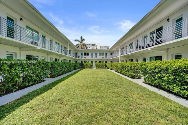 Photo - 9270 E Bay Harbor Dr Unidad 6B