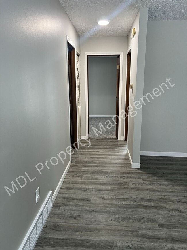 Building Photo - Thomas White Apartments* Unit 39