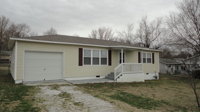 Photo - 108 W Garner St