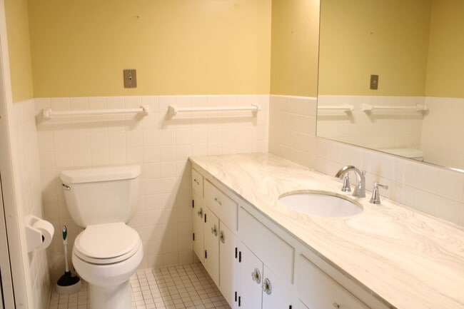 Master bath p1 - 5317 Malibu Dr