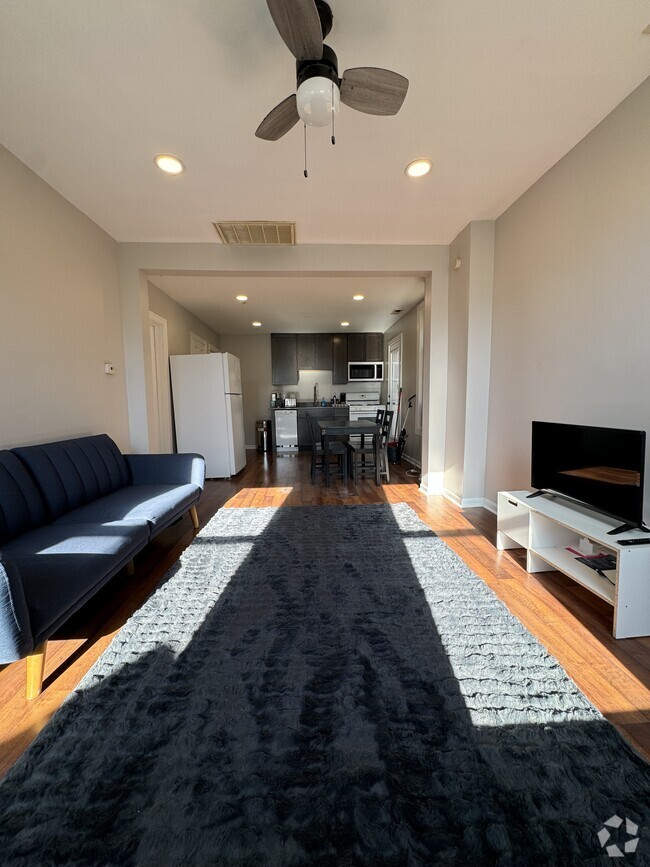 Building Photo - 1825 W 17th St Unit Furnished 2 BR Apt