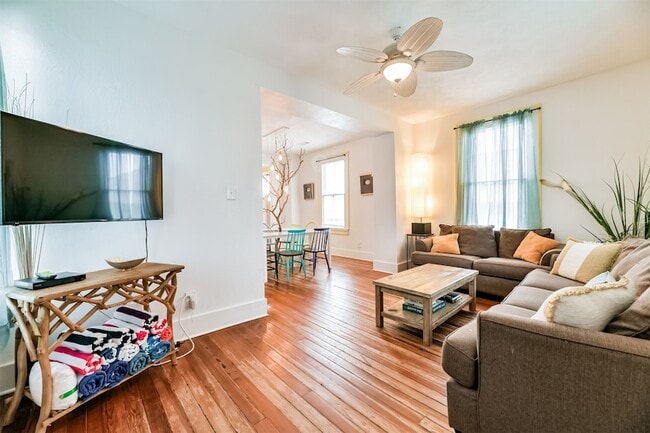 Building Photo - 1309 Ursuline St Rental