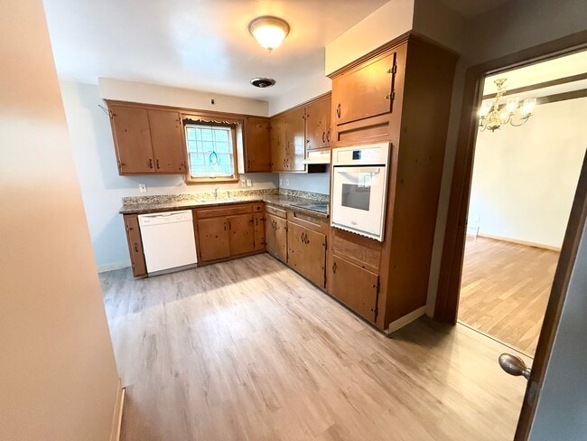 Photo - 2463 Derbyshire Rd