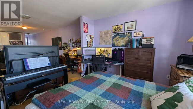 Photo - 1186 Woodbine Ave