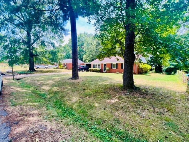 Photo - Beautifully Updated 3bdrm/1bth Ranch Style Home Located in the Glen Lea Area!