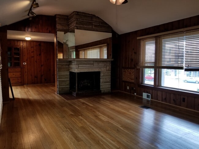 Building Photo - Charming 3 Bed 2 Bath Home! *2027*