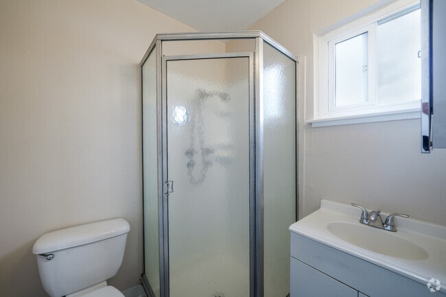 1BR, 1BA - 400SF - Bathroom