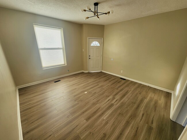 Building Photo - 2806 Iowa Ave Unit 2F Rental