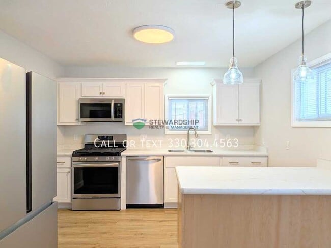 Building Photo - 2881 Archwood Pl