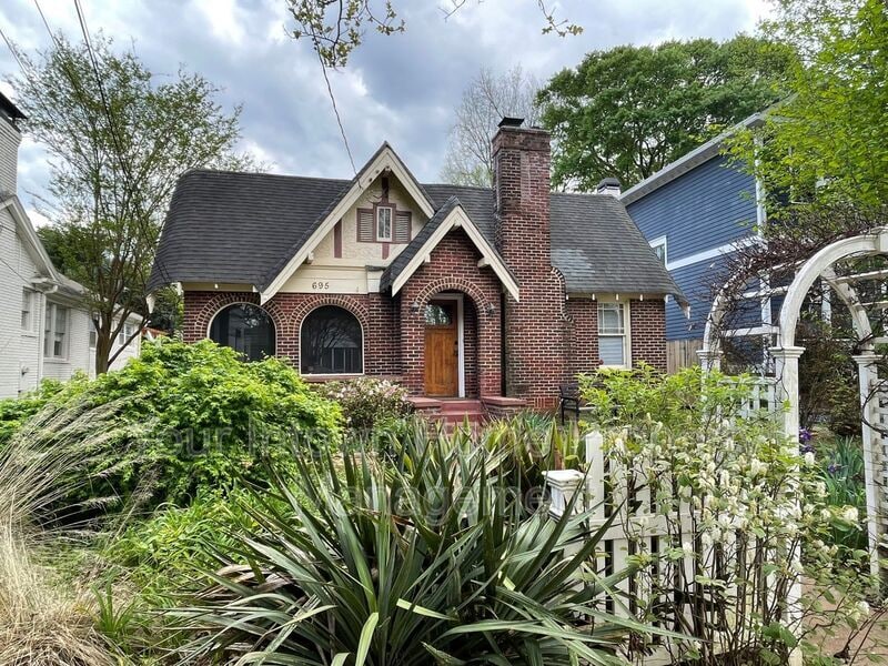Photo - 695 Willoughby Way NE