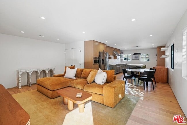 Building Photo - 838 N Mansfield Ave Unit 102