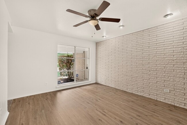 Photo - 802 Wisteria Way