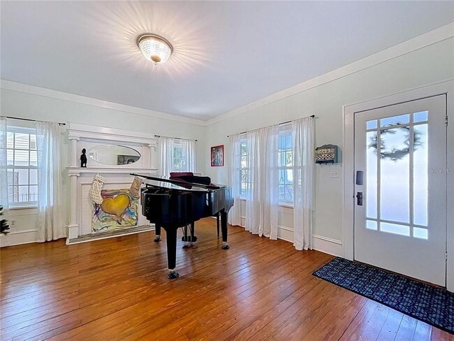 Photo - 901 W Baker St