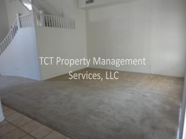 Photo - Large 4 Bed/2.5 Bath with 3 car garage in Glendale!