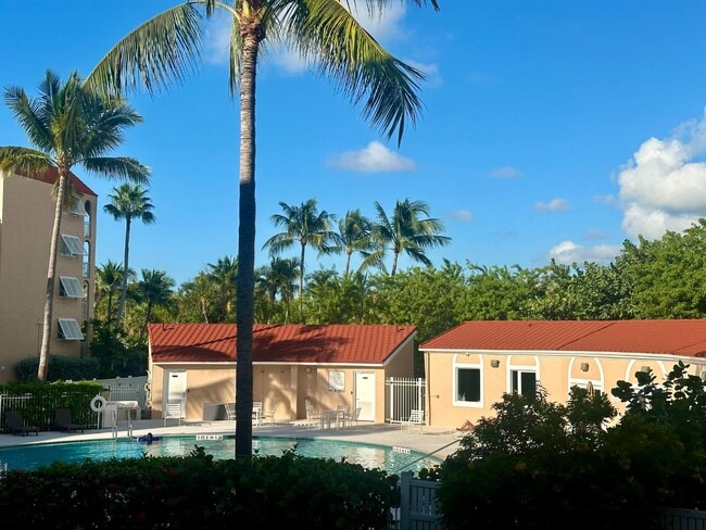 Photo - 3930 S Roosevelt Blvd Unidad #107 East