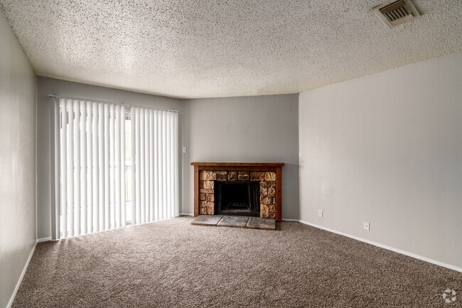 2BR, 2BA - 961SF - Living Room