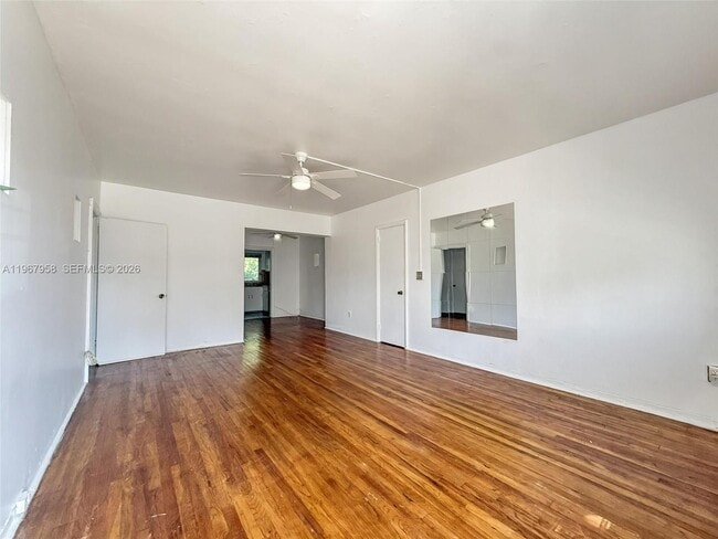 Photo - 841 W 40th St Unidad 2