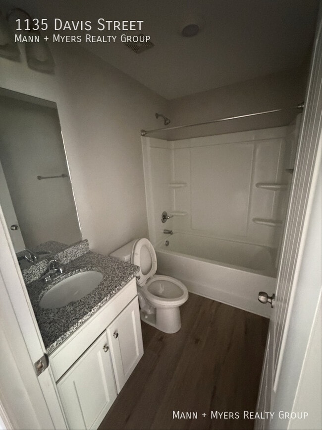 Photo - 1135 Davis St