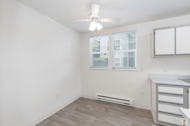 1BR, 1BA - 685SF Dining Room