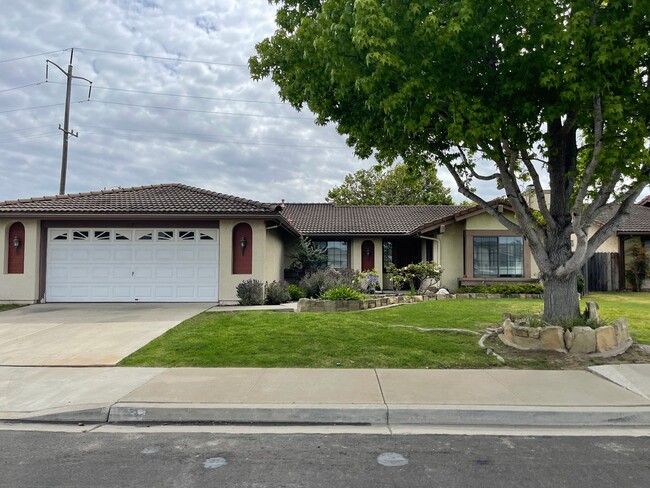 Conveniently Located 4 Bedroom Home - Conveniently Located 4 Bedroom Home