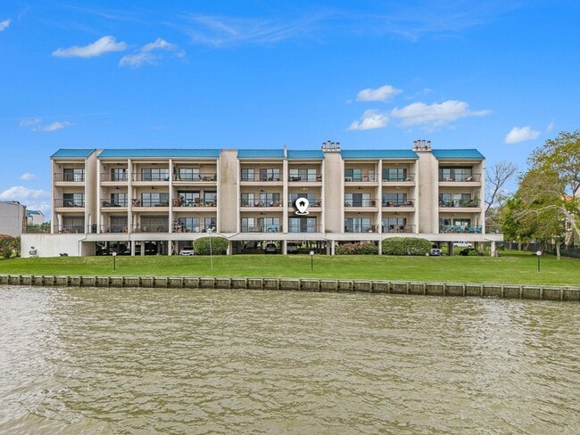 Building Photo - 351 Lakeside Ln