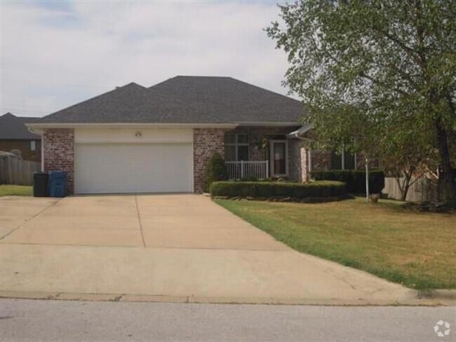 Building Photo - 2000+ sq ft, 3-4 bed, 2 bath, 2 car garage... Rental