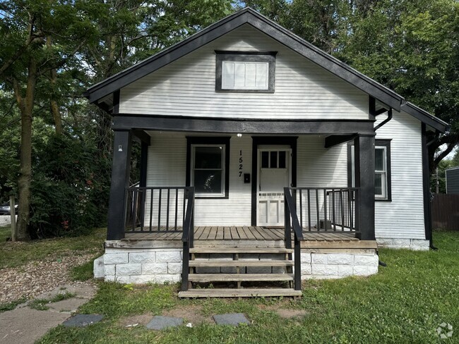 Building Photo - 2 Bedroom and 1 Bath Duplex, w/ off street... Rental