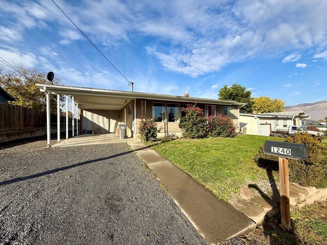 Building Photo - **For Rent: Spacious 4-Bedroom Home with 2...