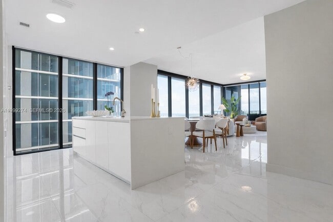 Photo - 700 NE 24th St Unidad 901