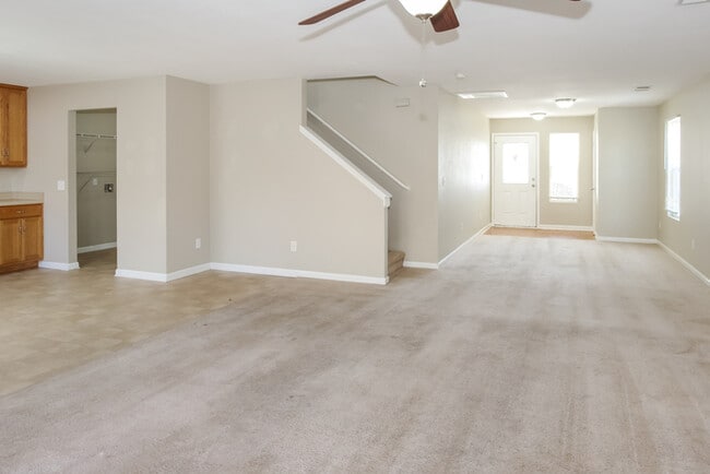 Photo - 205 Whitestone Dr NE