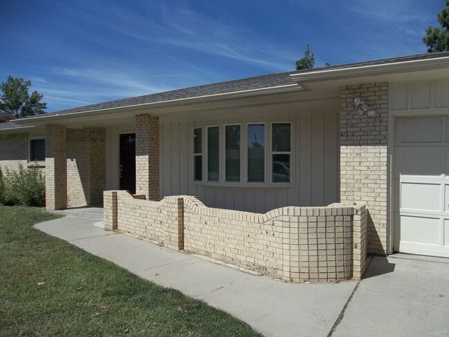 Building Photo - Spacious 3 Bed, 2 Bath Ranch Home with Sunroom and 2-Car Garage
