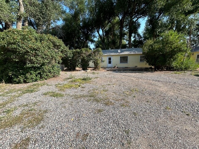 Building Photo - Large 2 Bed 1 Bath House with Fenced Yard and Washer Dryer Hookups