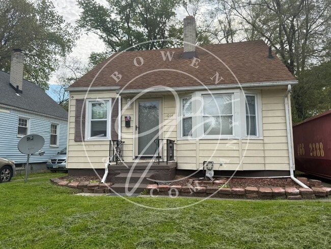 Building Photo - "Charming 3-Bedroom Home close to University of Toledo - Spacious with full basement.