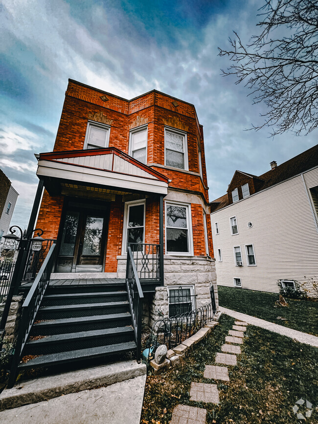 Building Photo - 2053 N Kostner Ave Unit 1st Floor Rental