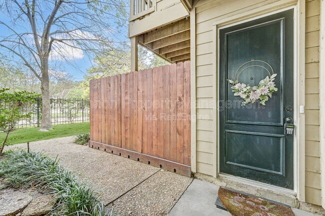 Building Photo - 2100 Tanglewilde St Unit 697