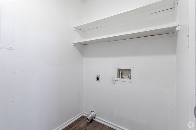2BR, 2BA - 978SF