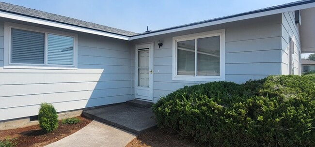 Building Photo - 4111/4113 SW Bear Drive Unit 4113