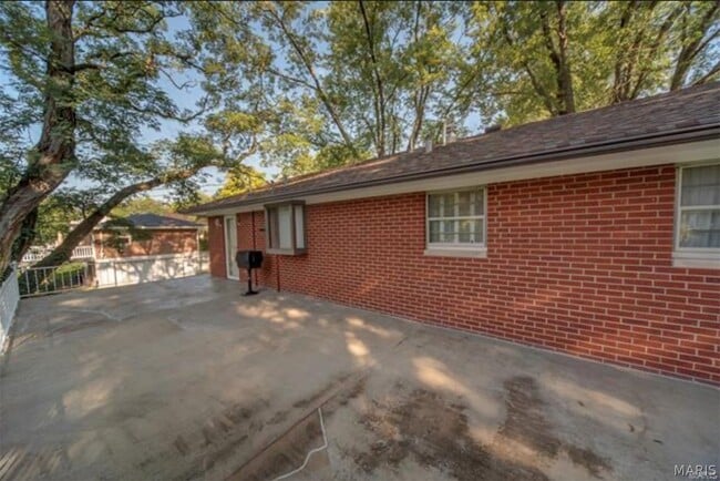 Photo - 18 Dorchester Dr
