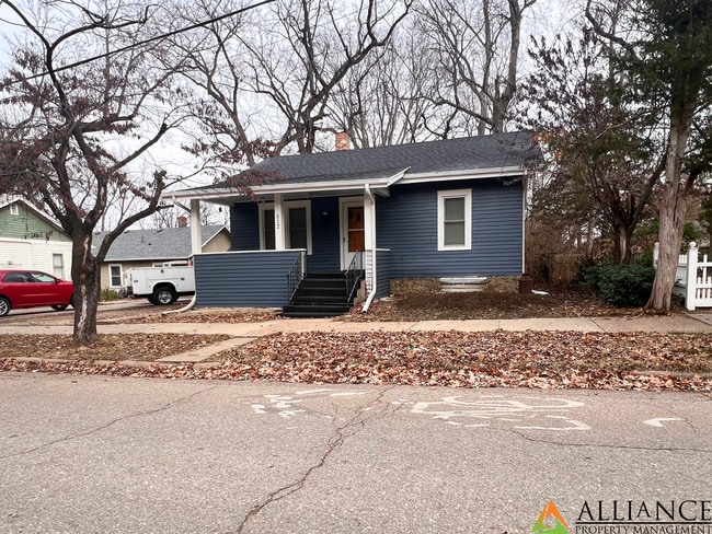 Building Photo - Perfect Location!