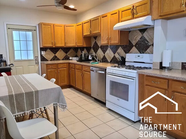 Photo - 2839 W Nelson St Unit 2