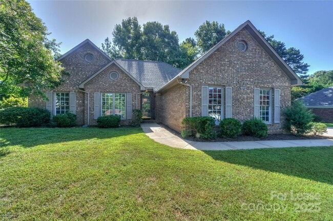 Photo - 840 Emerson Dr House