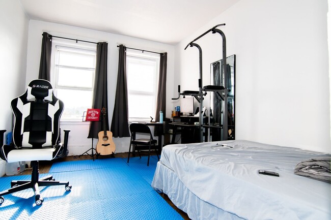 Photo - Great BU two bedroom, high ceilings, great living room Unidad #30