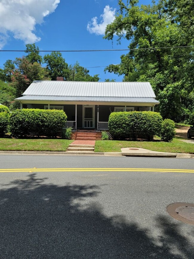 Building Photo - MOVE IN SPECIAL!! Beautiful 3 Bedroom 2 bath home